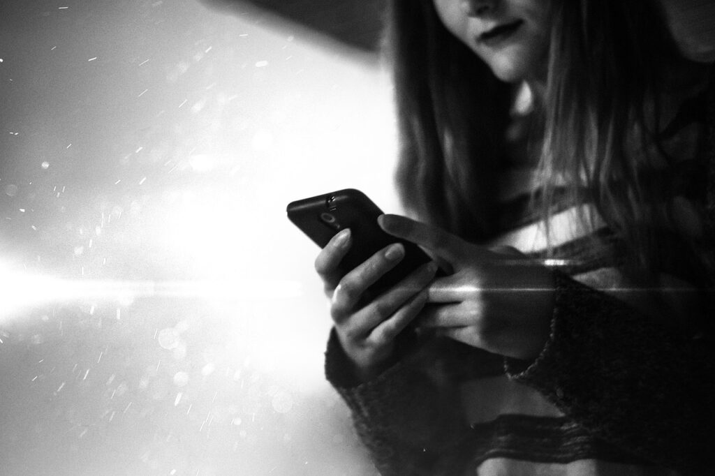 flirty texting tips
texting a crush
how to text someone you like
how to impress a girl over text
text messaging tips
romantic text ideas
texting a crush